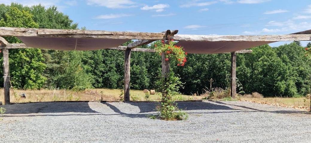 Location de vacances pour 4 personnes, avec jardin ainsi que vue et piscine, adapté aux familles à Lacropte - 4