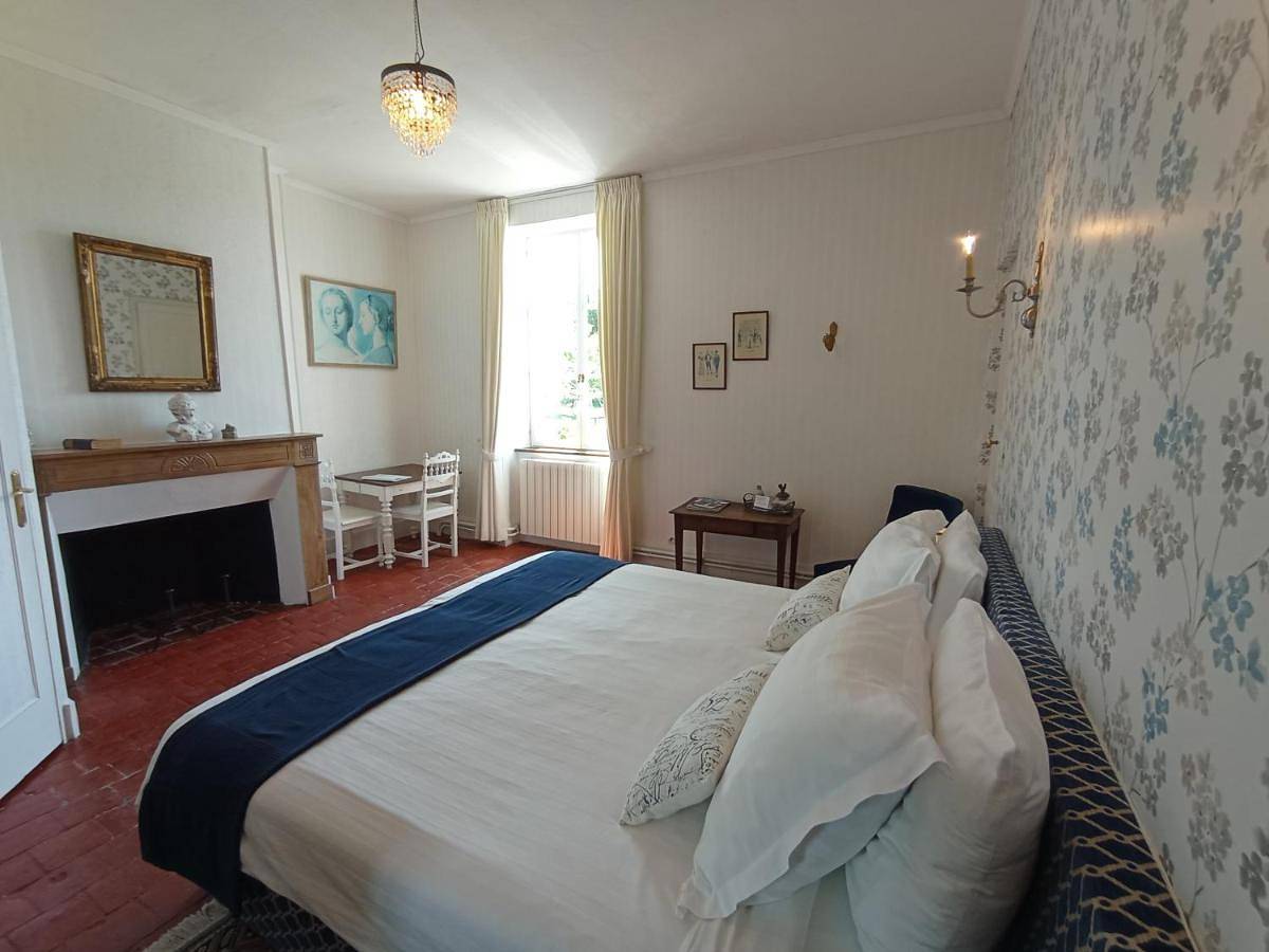 Château Latour - B&B - Dinner by reservation only - Pool - Parking in Fours, Nièvre