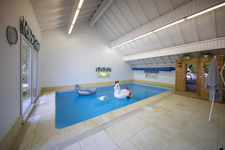 Location de vacances pour 12 personnes, avec piscine et jacuzzi ainsi que sauna et jardin dans Jezainville - 2