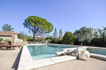 Gîte pour 4 personnes, avec piscine et jardin à Velleron
