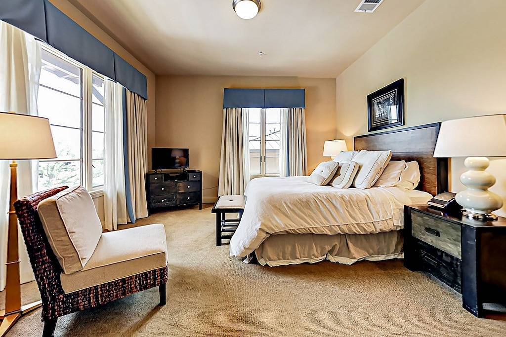 Ganze Wohnung, Waterfront All-Suite w/ Private Balcony – On-Site Dining, Spa & Marina in Lakeway, Lake Travis