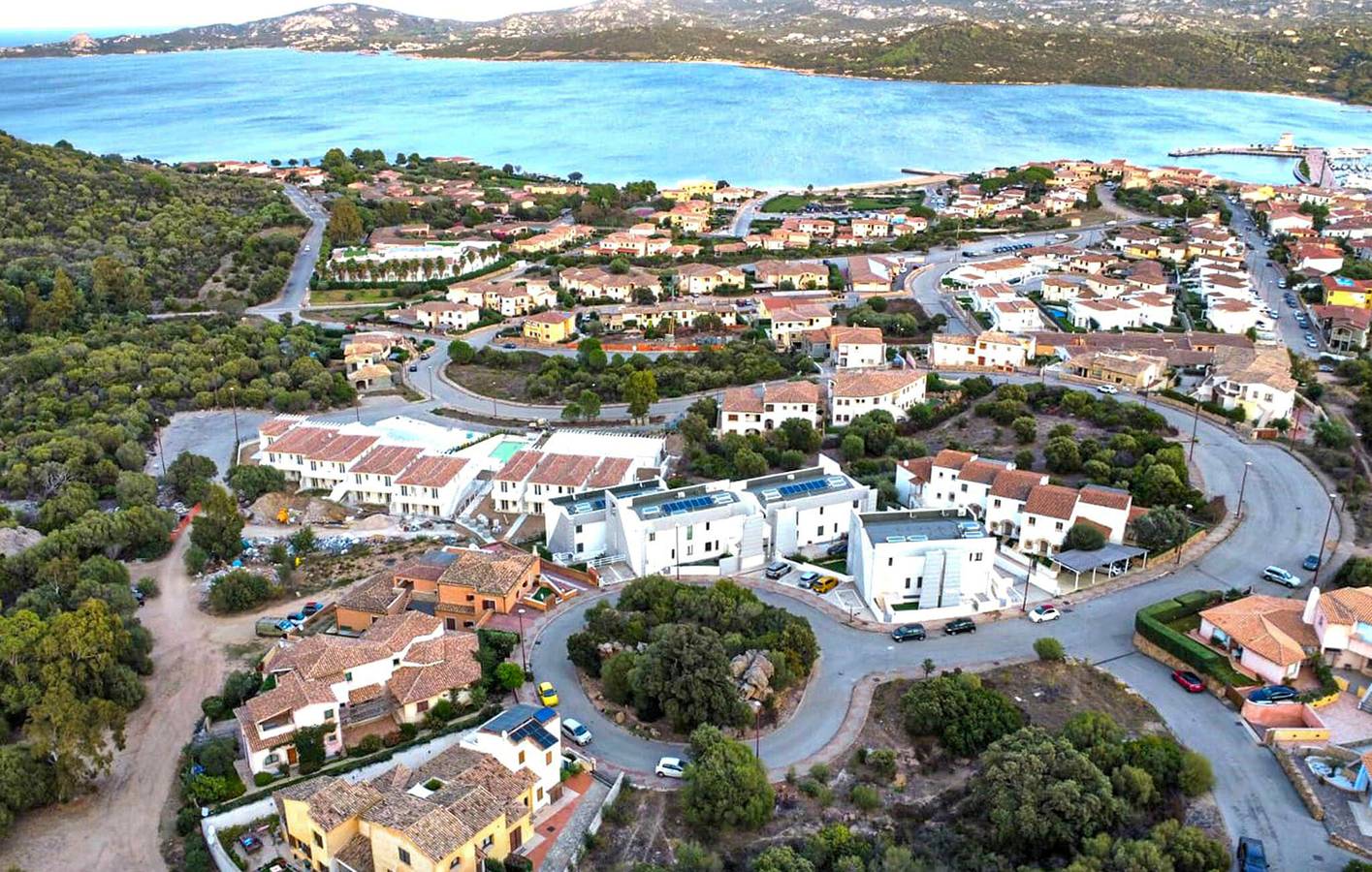 Appartamento intero, Appartamento vista mare con parcheggio, piscina e cucina - 1 km dalla spiaggia! in Cannigione, Arzachena