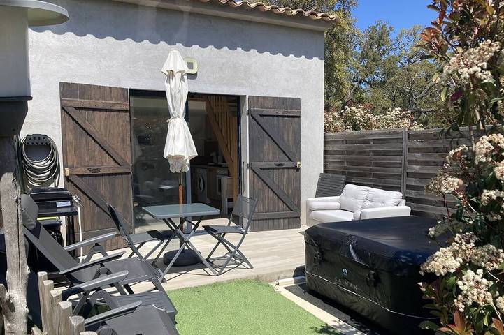 Maison de vacances pour 4 personnes, avec piscine ainsi que jacuzzi et terrasse en Corse-du-Sud