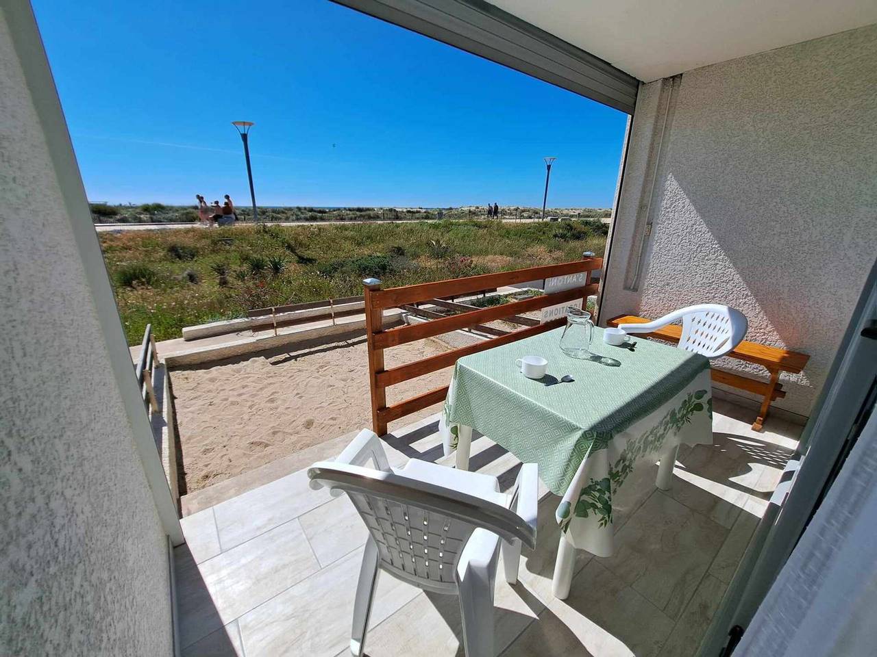 Entire studio, Beachfront Renovated Apartment with Private Parking and Terrace in Marseillan-Plage, Marseillan