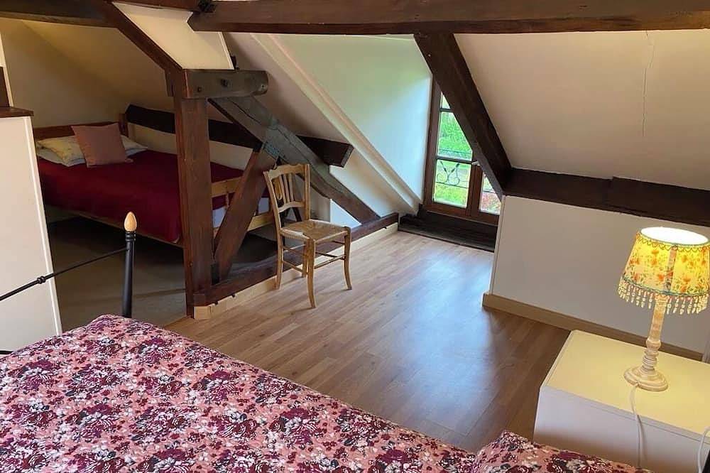 Charming Traditional Gite with Wifi in Lengronne - 5 bedrooms available in Lengronne, Région de Coutances