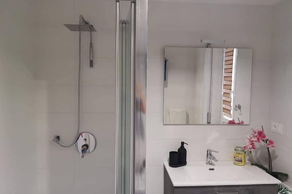 Appartamento intero, Bnbook-La Casa di Orazio & Carla in Ranco, Lago Maggiore (Lombardia)