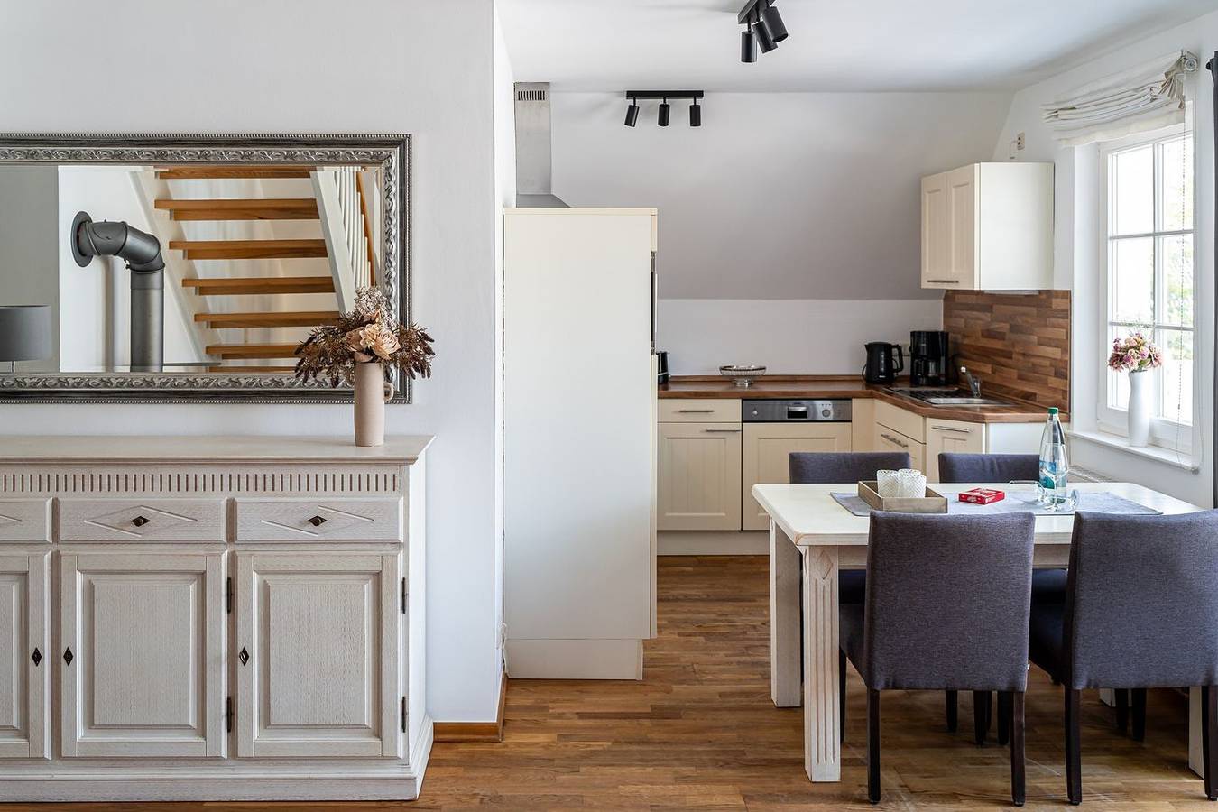 Ganze Wohnung, Ferienwohnung "Seerose" - im Obergeschoss ca. 75 m² für 2-4 Personen im Ortskern in Ahrenshoop, Fischland