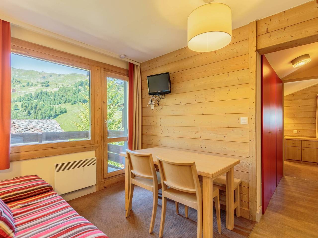 Appartement entier, Appartement lumineux avec balcon, Wi-Fi & piscine chauffée à Plagne 1800 in La Plagne, La Plagne-Tarentaise