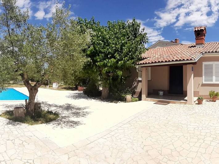 Ferienhaus für 6 Personen, mit Pool und Garten sowie Terrasse, mit Haustier - 1