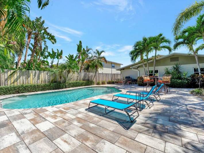 Vacation house for 5 people, with yard and balcony, kid friendly in St. Pete Beach