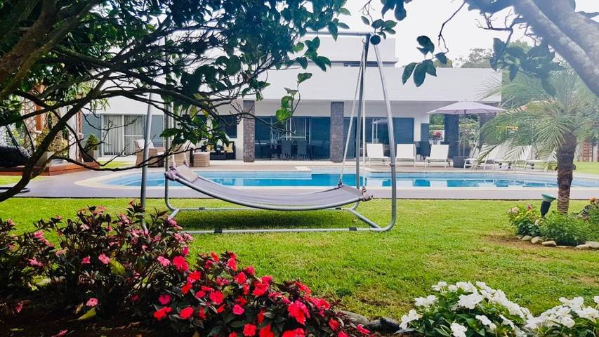 Villa para 13 pessoas, com Varanda e Jacuzzi e ainda Terraço and Jardim na Ilha de São Miguel