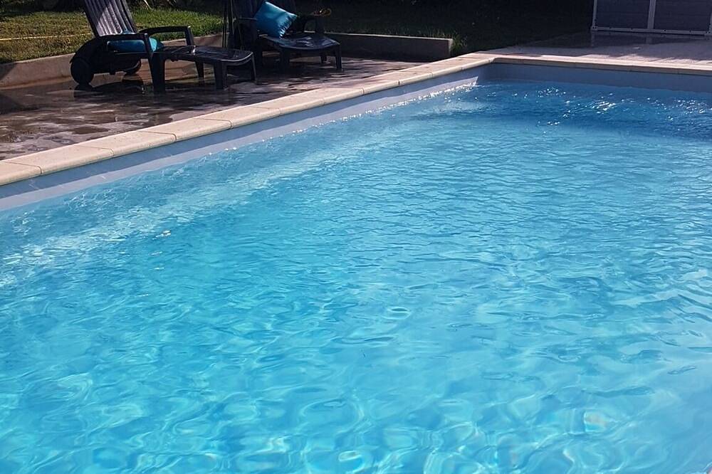 Entire apartment, Studio in villa with garden and pool in Les Angles (Gard), Nimes region