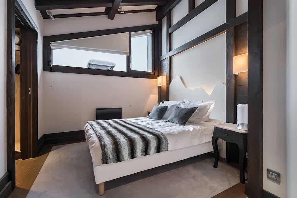 Entire apartment, Stylish central apartment with fireplace and parking in Courchevel in Courchevel 1650 (Moriond), Saint-Bon-Tarentaise