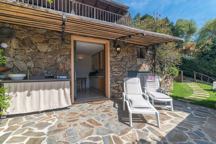 Entire studio, Studio Appartamento 'Monolocale Cala Capra' close to the Beach with Shared Pool & Wi-Fi in Capo d'Orso, Palau (Sardinia)