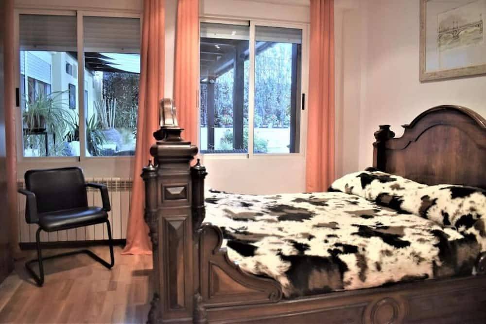 Entire apartment, Casa con terrazas, a spacious appartment with 3 terraces,6 bedrooms & 4 bathroom in Saragossa, Saragossa Province