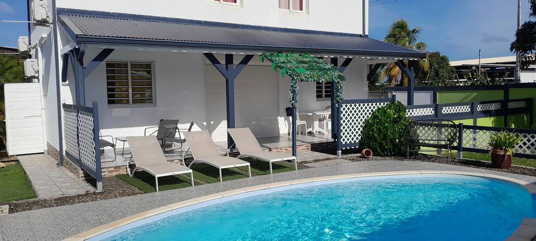 Charmante maison avec piscine partagée à Les Abymes in Les Abymes, Guadeloupe