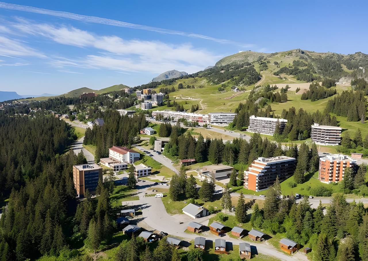 Apartamento entero, Apartamento de 2 dormitorios con piscina, vistas a la montaña, piscina compartida y balcón in Chamrousse, Parque Nacional de los Ecrins