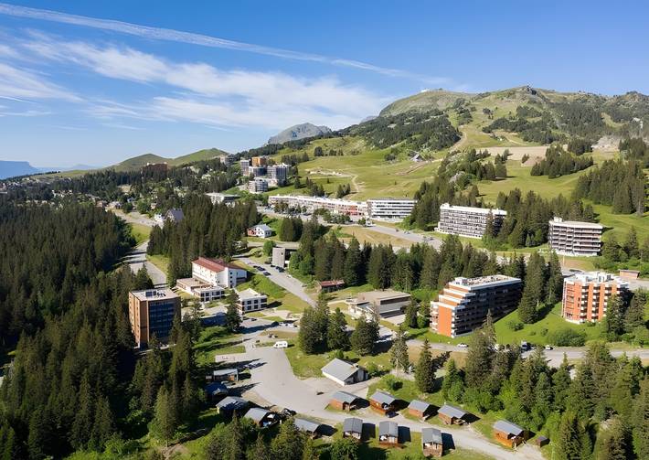 Apartamento entero, Apartamento de 2 dormitorios con piscina, vistas a la montaña, piscina compartida y balcón in Chamrousse, Parque Nacional de los Ecrins