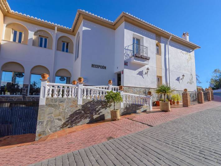 Casa de vacaciones para 20 personas, con piscina y jardín además de jacuzzi y sauna - 1