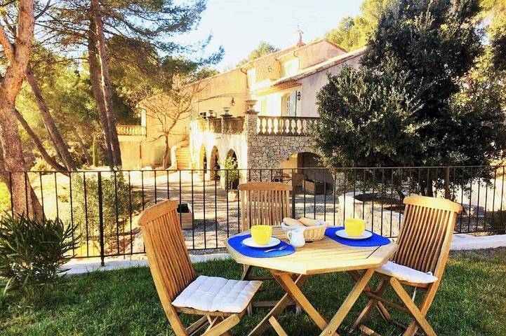 Maison de vacances pour 8 personnes, avec Balcon et Jacuzzi ainsi que Terrasse et Jardin à Rognes