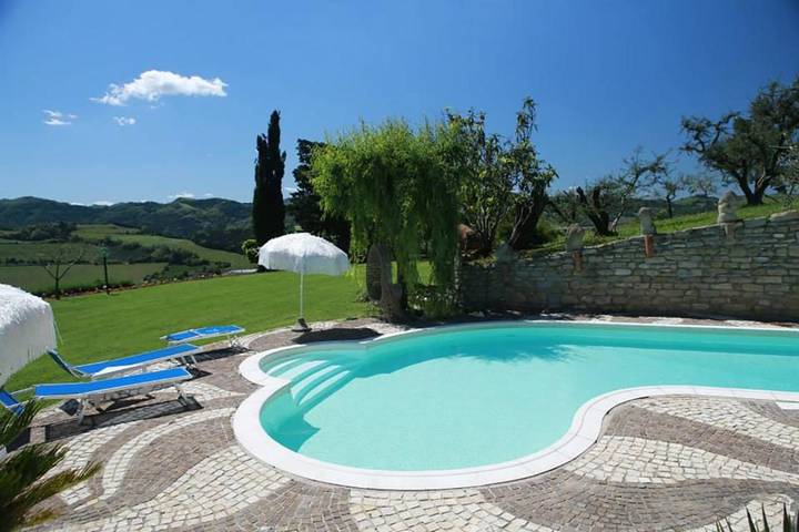 Agriturismo per 8 persone, con piscina e sauna nonché idromassaggio e giardino, adatto a famiglie con bambini in Modigliana
