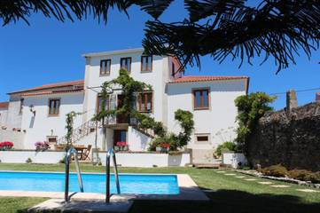 Gîte pour 10 personnes, avec jardin ainsi que vue et piscine à Barqueiros
