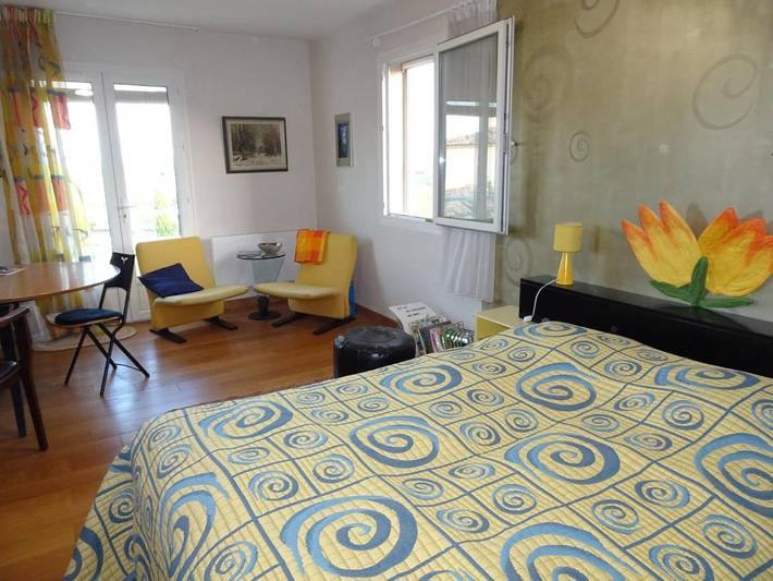 Chambre d’hôte pour 2 personnes, avec vue ainsi que jardin et terrasse à Paraza