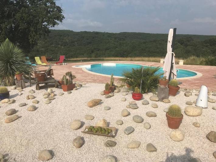 Location de vacances pour 12 personnes, avec vue ainsi que jardin et piscine à Larroque - 4