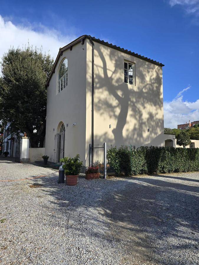 La Villa apartments Tinaia - Excellent for Sardegna & Corsica - 6-8 beds - Private parking included with camera in Livorno, Costa degli Etruschi