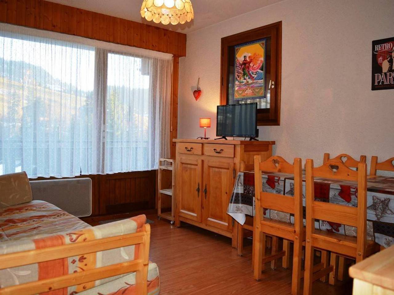 Entire studio, Sunny Ski Studio with Parking - Sleeps 4, Near Slopes & Shops in Chinaillon, Le Grand-Bornand