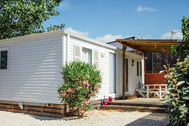 Camping für 5 Personen, mit Pool und Terrasse in Hérault - 2