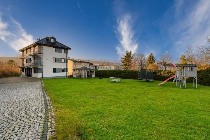 Apartament wakacyjny dla 6 osób, z Balkon i Jacuzzi oraz Taras i Ogród w Międzylesie