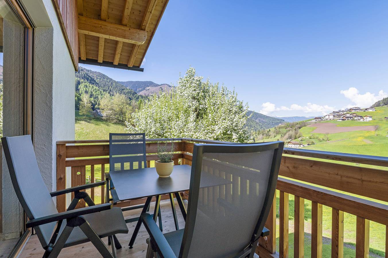 Ganze Wohnung, Ferienwohnung 'Baumannhof Apartment Aria' mit Bergblick, Gemeinschaftsterrasse und Wi-Fi in St. Peter (Bozen), Villnöß