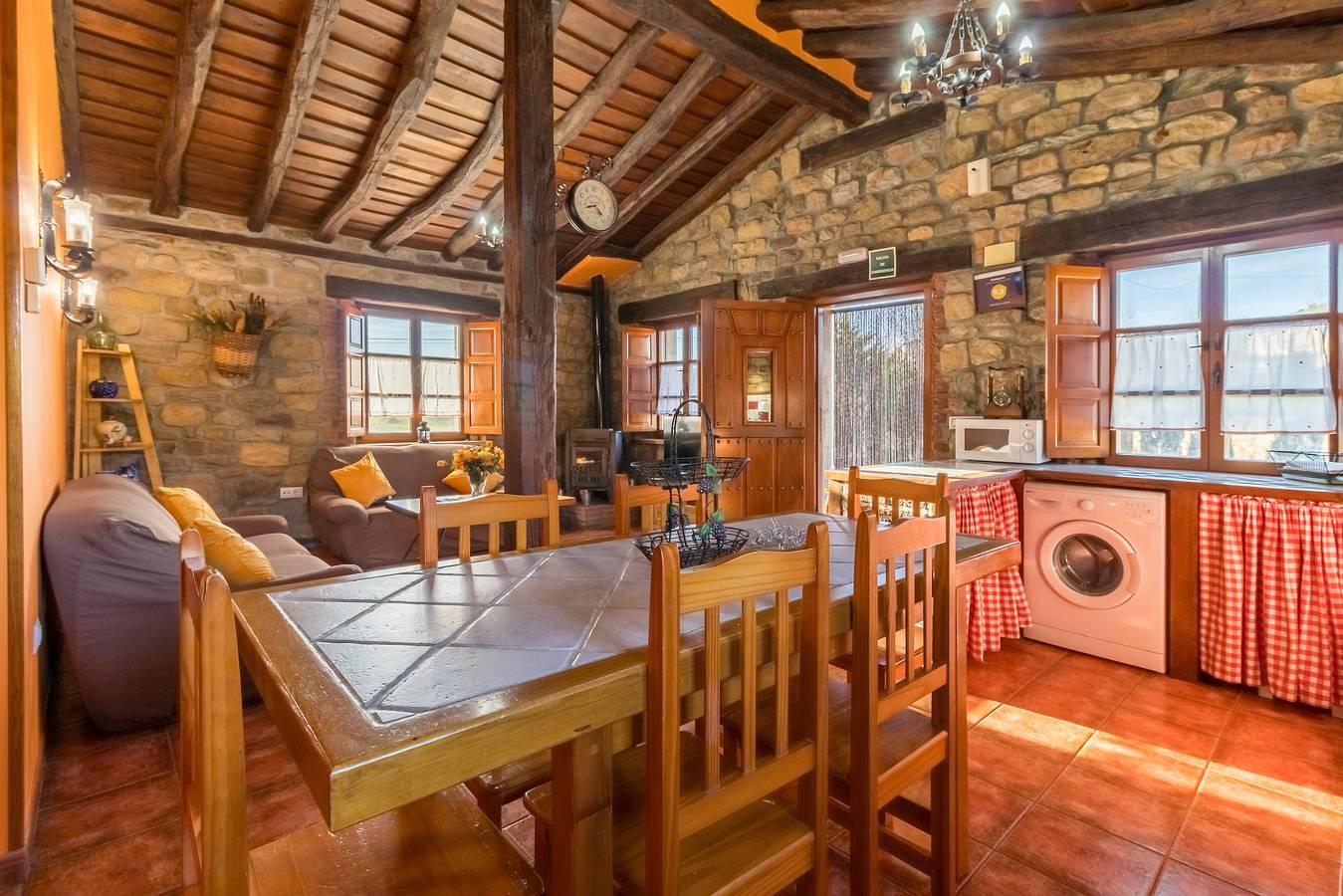 Apartamento entero, Apartamento 'Juntana 2' con vistas a la montaña, terraza compartida y Wi-Fi in Villacarriedo, Cordillera Cantábrica