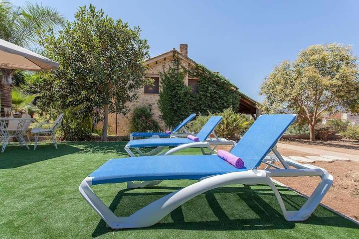 Chalet para 12 personas, con Terraza y Jardín además de Piscina y Vistas en Los Serranos