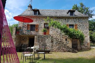 Gîte pour 6 personnes, avec balcon et jardin à Lassouts