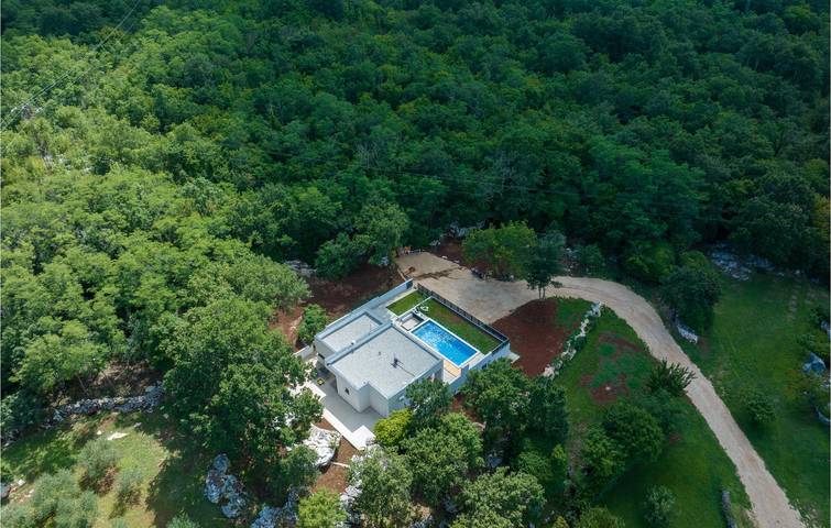 Ferienhaus für 4 Personen, mit Garten und Terrasse sowie Whirlpool und Sauna