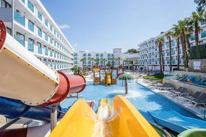 Hôtel pour 2 personnes, avec bassin pour enfant et piscine ainsi que jardin et vue
