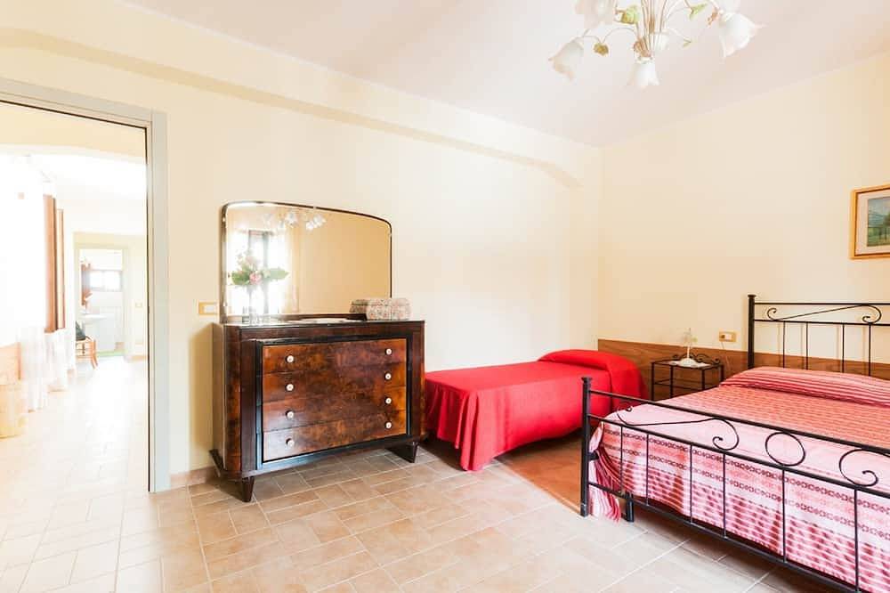 Entire apartment, \"Casale Giacinta\" ancient cottage between sea and mountains with swimming pool in Pianella, Pescara Province