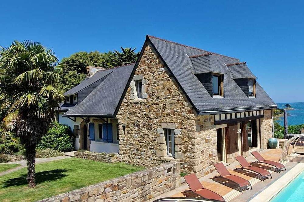 Villa mit Strandblick am Ende des Gartens, überdachter Pool, ganzjährig beheizt in Lanmodez, Rosa Granitküste