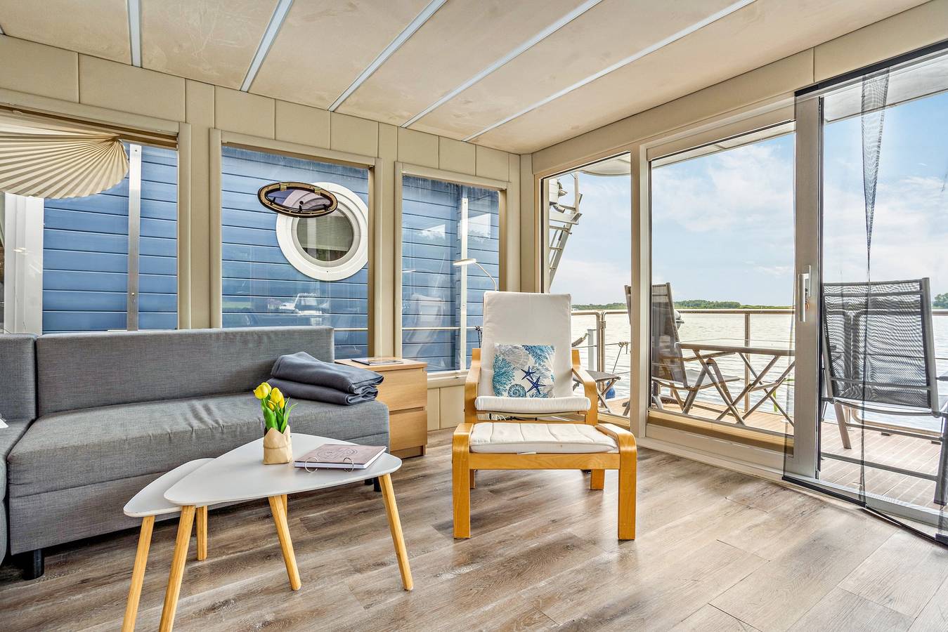 Hausboot 'Emma Blue' mit Seeblick, privater Terrasse und Wlan in Röbel, Müritz