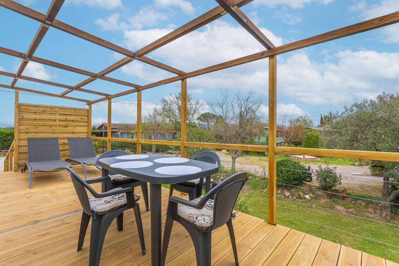 Green Mobile Home with Private Terrace and Wi-Fi in Roquebrune-sur-Argens, Mediterranean Coast (France)