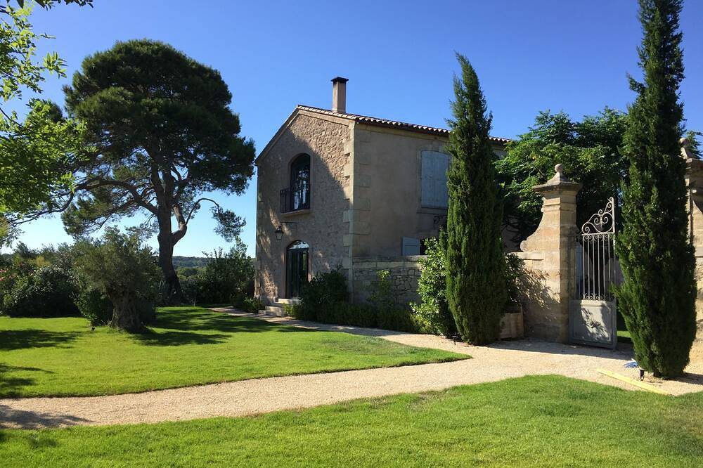 \"L'Orangerie\" Suite of 70 M2 with direct access to the Pool - 1 to 4 Pers in Montagnac, Côte d'Améthyste