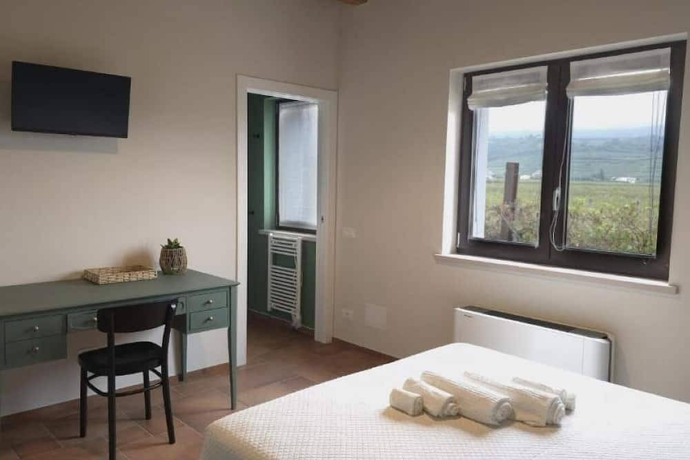 Igino Farmhouse: Double Room with Disabled Access in Negrar, Provincia de Verona