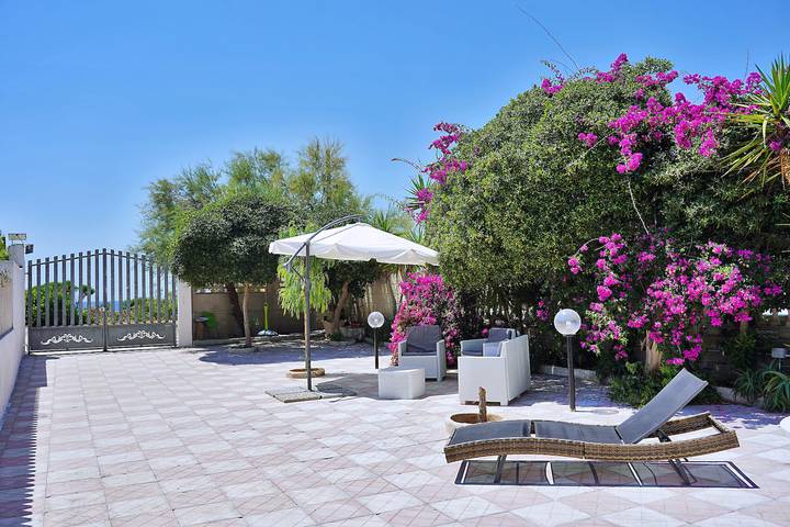 Villa „Luciana“ mit Meerblick, privater Terrasse und Klimaanlage in Specchiarica, Manduria