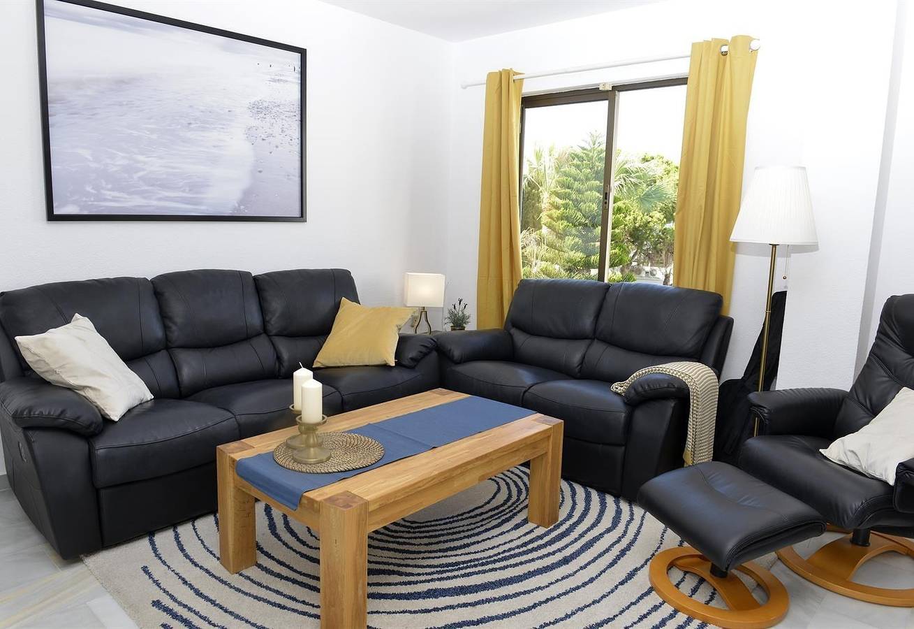 Holiday Home 'Beachside Penthouse' with Sea View, Wi-Fi and Air Conditioning in La Cala de Mijas, Mijas