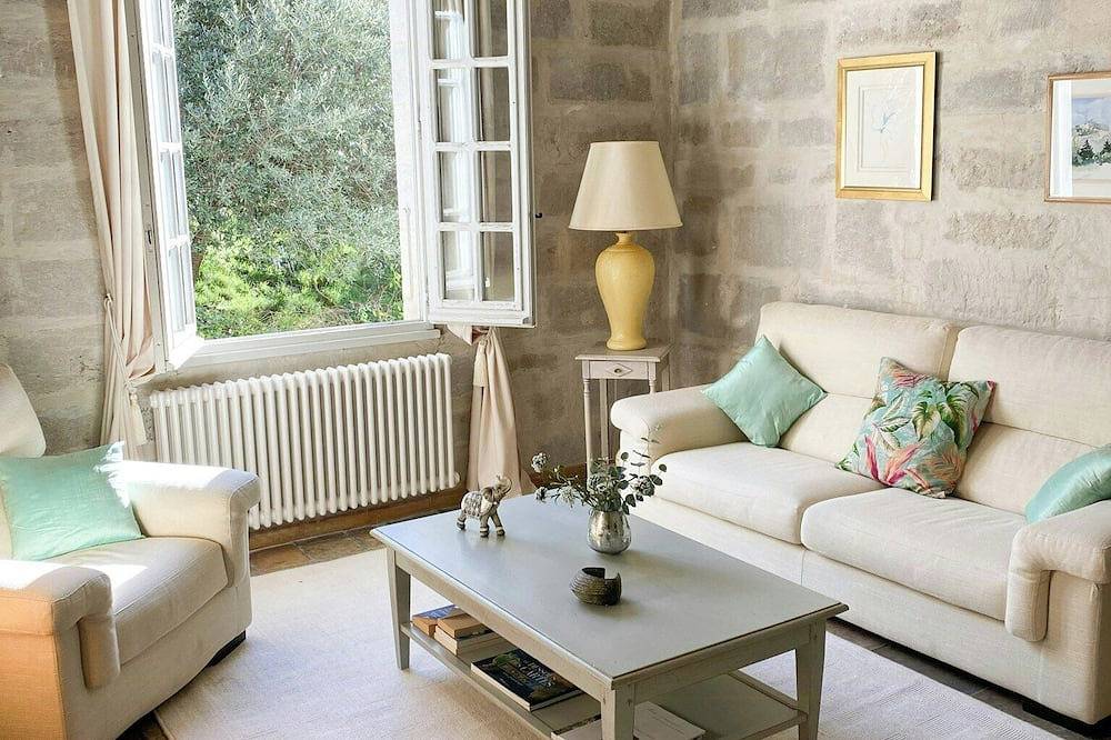 Maison conventuelle médiévale dans un village provençal in Barbentane, Région d'Arles