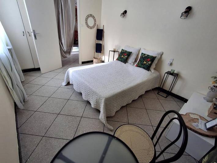 Gîte pour 2 personnes, avec terrasse ainsi que vue et jardin, animaux acceptés à Sénas - 3