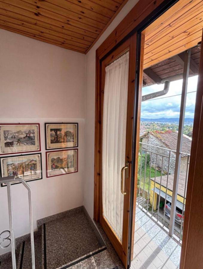 Location de vacances pour 3 personnes, avec vue ainsi que balcon et vue sur le lac à Gavirate - 2