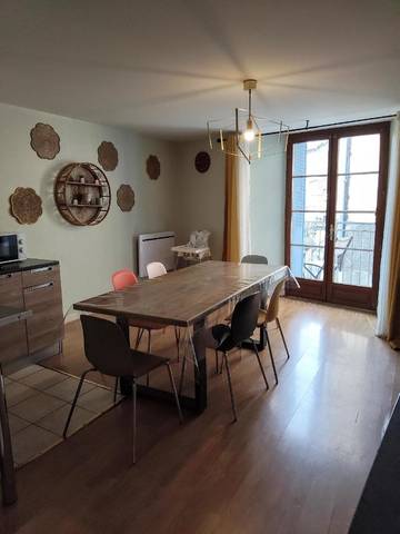 Gîte pour 8 personnes, avec vue et balcon, adapté aux familles dans Office De Tourisme Besse